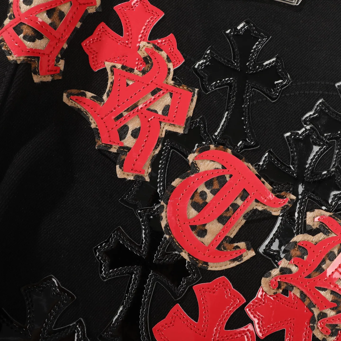 P240 Chrome Hearts 24SS Cross Sanskrit limited style graffiti printed leather jeans. Chrome Hearts limited edition leather washed jeans, Miami limited jeans, the entire cross leather is hand-made_different version, a heavy black blue cow fabric with moderate thickness and texture, antique metal silver label decoration, denim embedded thread manufacturing and production 💙Among Chrome Hearts' many trousers, its color is unique, and people are deeply attracted at a glance. It is made of beaded canvas fabric and has been washed with heavy water. The upper body is very textured, crisp and stylish, and will not collapse at all. The three-dimensional cut of the trousers has a first-class effect in modifying the shape of the legs. It can be easily controlled by any figure, and you can instantly become a street trendy person when you put it on.  🔩Customized hardware, full of texture, every detail is done to the extreme. The thick beaded canvas fabric becomes soft and skin-friendly after washing, and has excellent breathability, making it comfortable to wear all day long. Customized small leather label, unique design, simple yet elegant, exquisite workmanship, neat wiring, every detail demonstrates quality and style.  These pants are gender-neutral and can be worn by both men and women, easily creating a sense of fashion. Pair them with a T-shirt or sweatshirt and you can easily go out and hit the streets. Size: 28/30/32/34/36 Waist: 69/74/79/84/89 Pants length: 102/103/104/105/106
